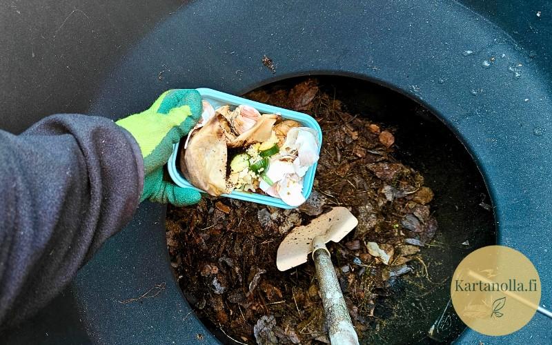 Biojatteen:lisaaminen_kompostoriin