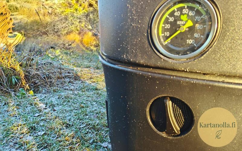 Kompostorin_lampomittari_ja_ilmanvaihtoenttiili