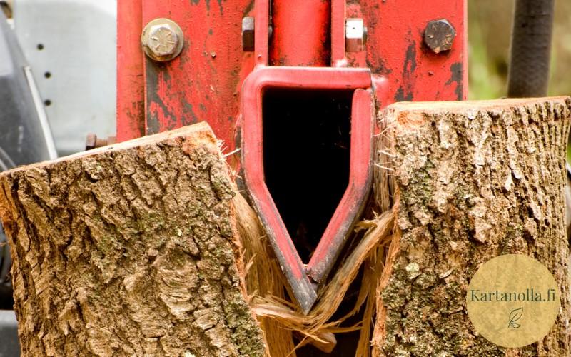 Klapikoneen_halkaisukiila_halkaisee_polttopuun