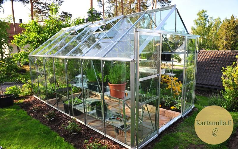 Lasikasvihuone-pihalla