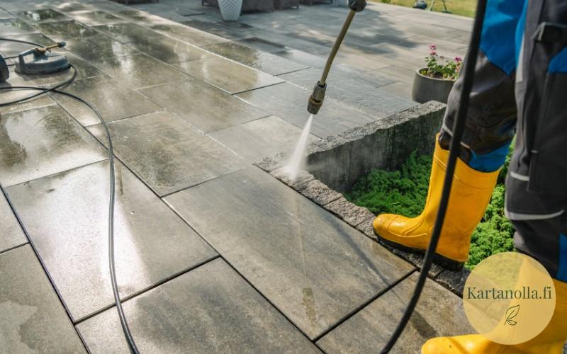 Painepesurin_kaytto_pihalaattojen_puhdistamiseen