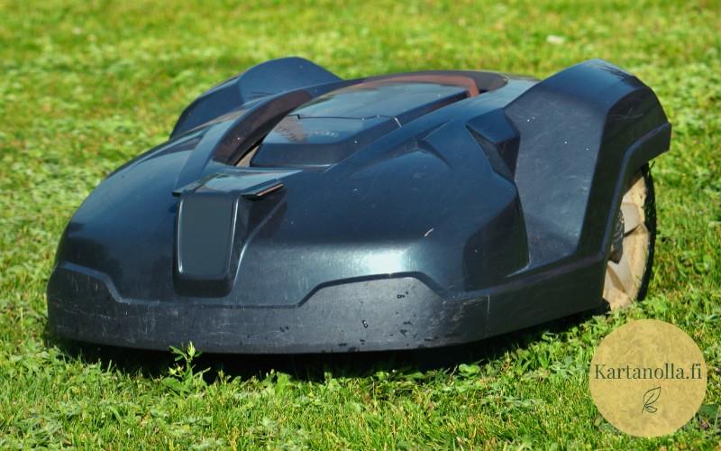 Robottiruohonleikkuri_pihassa