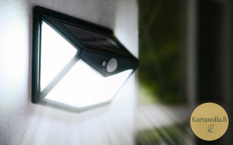 Ulkovalaisin-liiketunnistimella