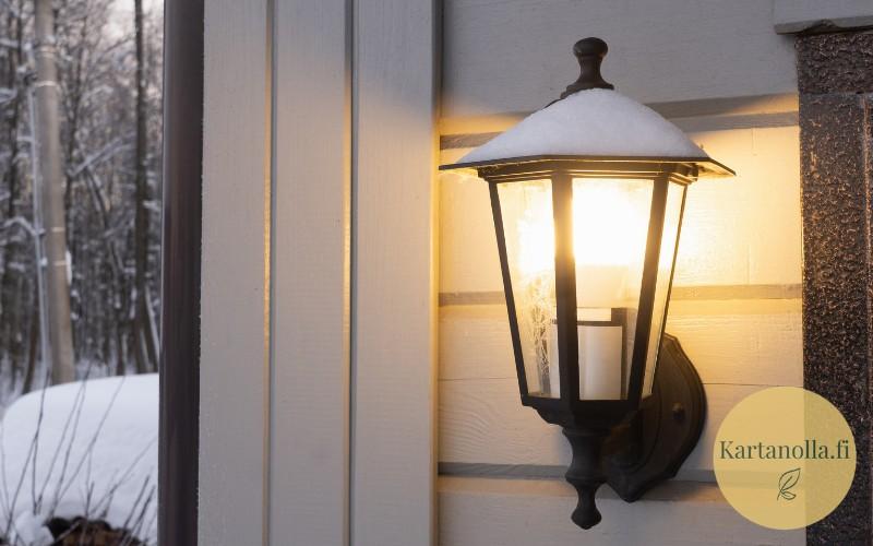 Ulkovalo-tuo-turvallisuutta-pihaan