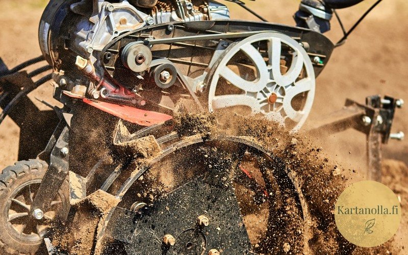 Tehokas-puutarhajyrsin-pureutuu-maahan-ja-murentaa-tiiviinkin-kasvualustan-nopeasti