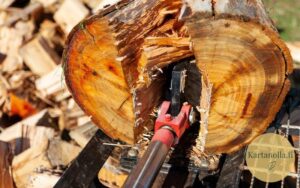 Polttomoottorikayttöinen-klapikone-halkaisemassa-paksua-puuta