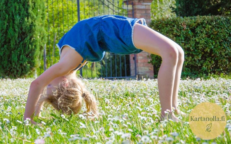 lapsi-harjoittelee-temppuja-pihalla