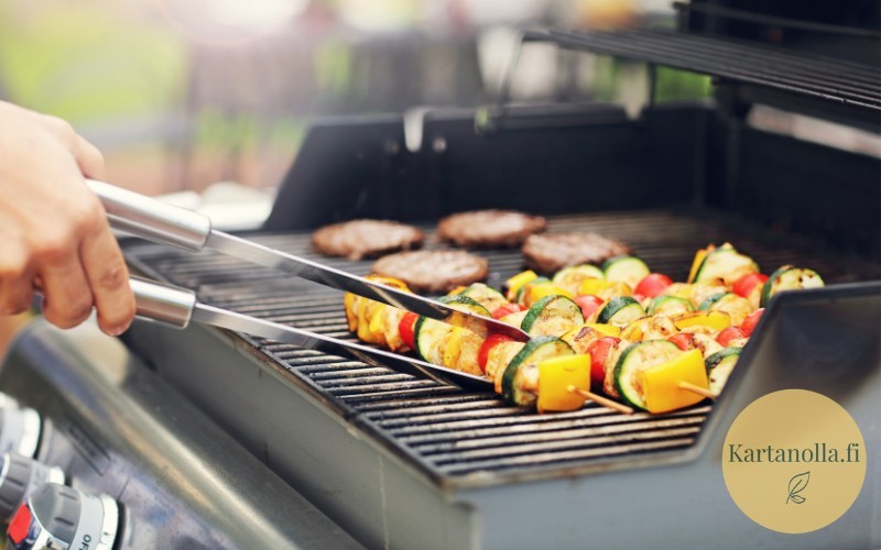 Kesaillan-grillausta-kaasugrillilla-terassilla