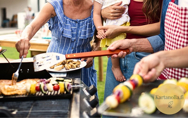 Perhe-grillaamassa-yhdessa-kesalla