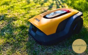 Robottiruohonleikkuri-nurmikolla-ennen-huoltoa-ja-puhdistusta.