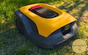 Robottiruohonleikkuri-nurmikolla-ennen-talvisailytysta.